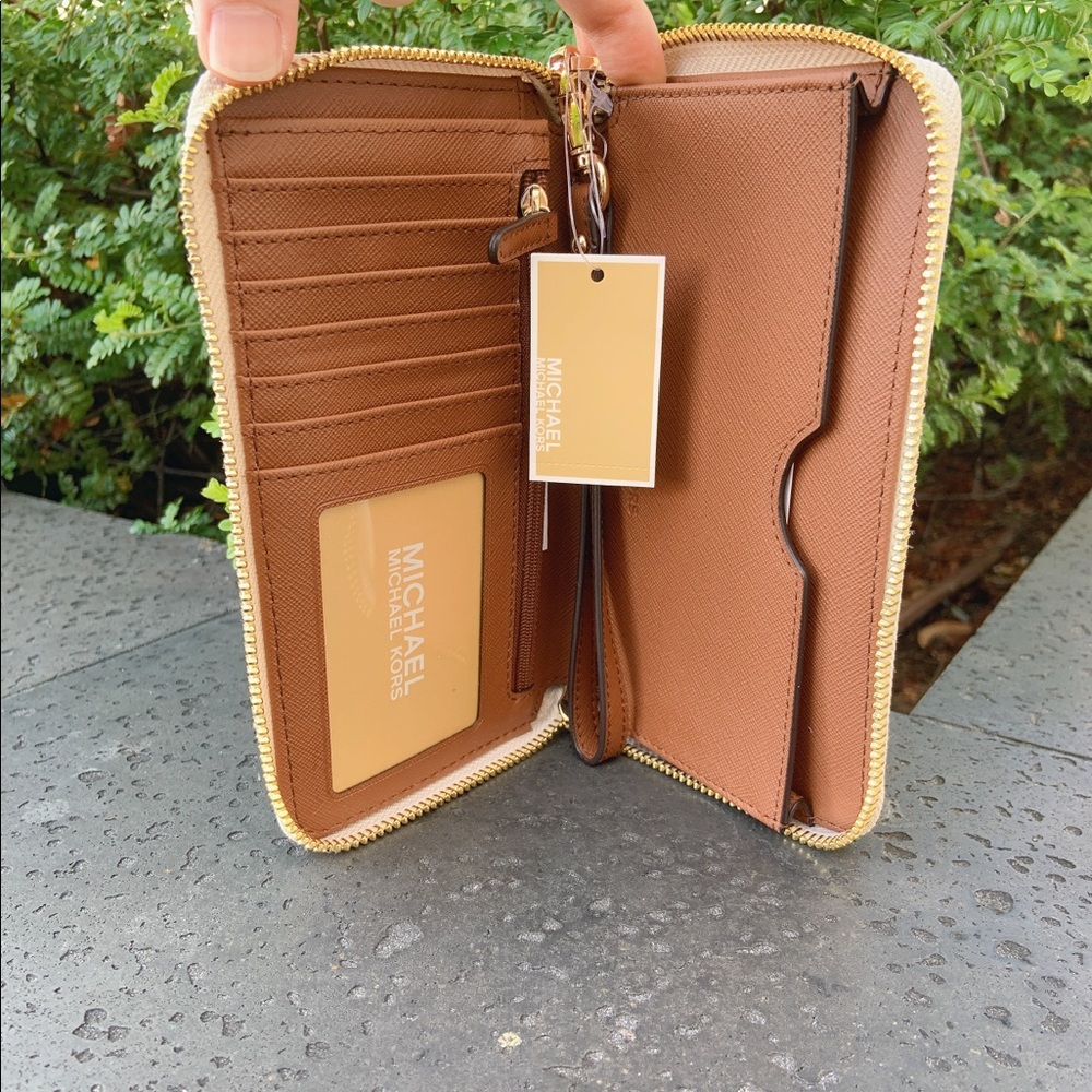 Micheal Kors vanilla logo crossbody and wallet set - Picture 7 of 16